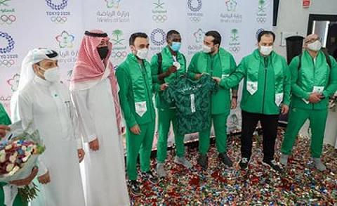 شاهد.. وزير الرياضة يصل جدة قادماً من طوكيو وبرفقته البطل "حامدي"