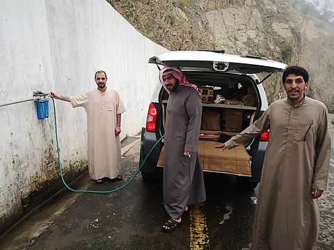 "عين" عقبة حبو تجذب زوَّار وسائحي عسير بمائها العذب البارد