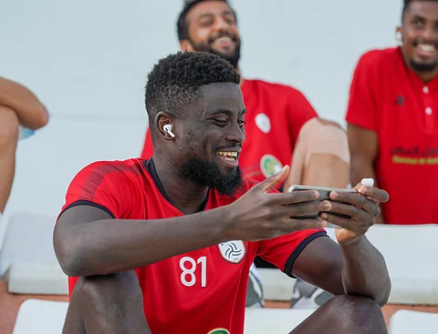 محترف "الشباب": "الهلال" فريق رفيع المستوى.. والبطولة "السعودية" مليئة بالحيوية والقوة