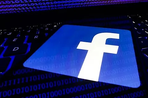 "فيسبوك" يعتمد تطبيق إجراءات صارمة ضد مروجي الشائعات بشأن لقاحات كورونا