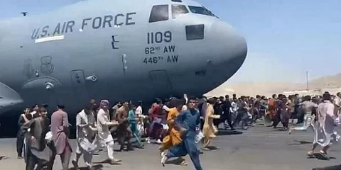 قصة طائرة الإخلاء الأمريكية "سي-17" التي تعلق الأفغان بأجنحتها