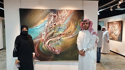 فنانة تشكيلية تطلق معرضها الأول في جدة بـ30 لوحة تجريدية حول انشطار الكون