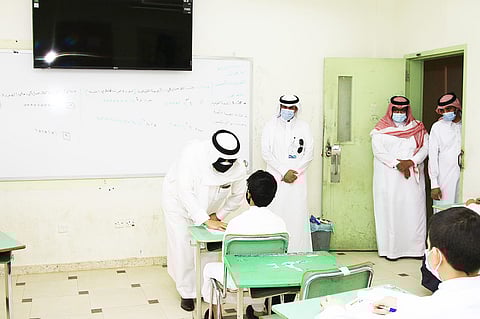 محافظ شقراء وقيادات التعليم يزورون ثانوية الملك عبدالله ومتوسطة اليرموك