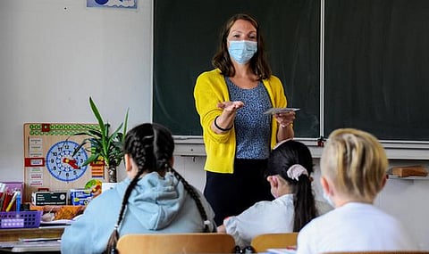 ألمانيا.. ماذا يحدث عند اكتشاف إصابة تلميذ بكورونا في الفصل؟