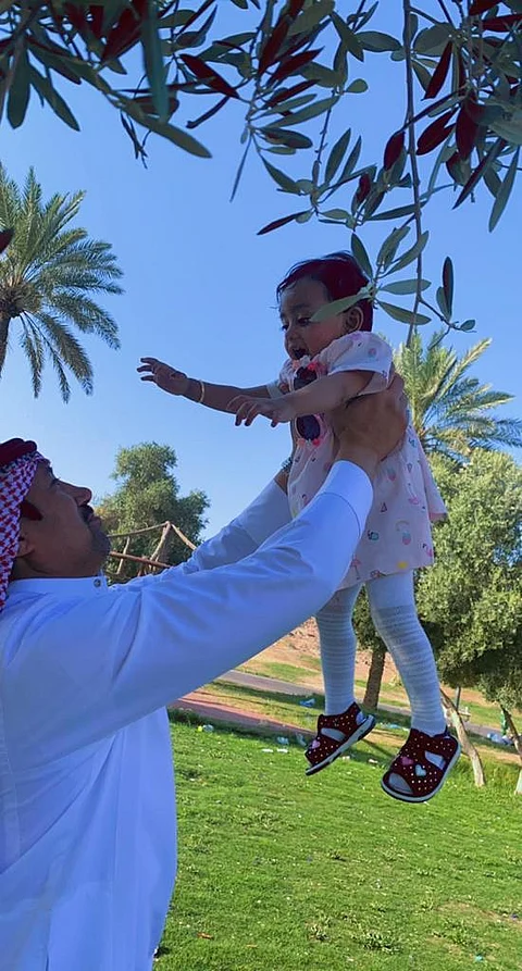 فتحت عينيها على الحياة في كنف أسرة سعودية.. قصة الطفلة "رحمة" والمواطن "الشمري"