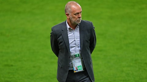 أوقات "مانو مينزيس" مدرب "النصر" مع الفريق باتت معدودة!