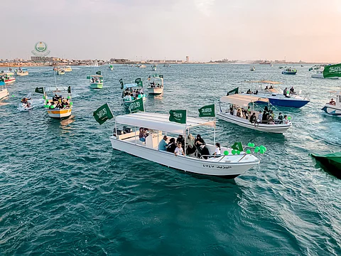 شاهد من ينبع انطلاق مسيرة متزينة باللون الأخضر وصور القيادة الرشيدة