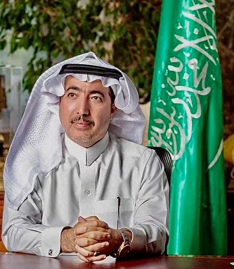 أمين عسير يتفقد سير أعمال مبادرة بلدية تنومة لمعالجة التشوه البصري