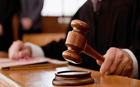 محكمة بدبي: 10 آلاف درهم تعويضًا لطفلة تَحَرش بها سائق حافلة مدرسية
