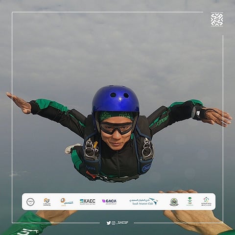 اتحاد رياضات المغامرة يحتفي بأول دفعة من السيدات بعد اجتيازهن دورة القفز المظلي