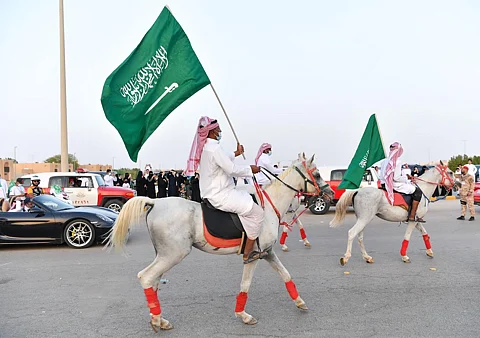 بالصور.. "ثقافية الحرس" تحتفل باليوم الوطني الـ 91 بمدينة الملك عبدالعزيز السكنية