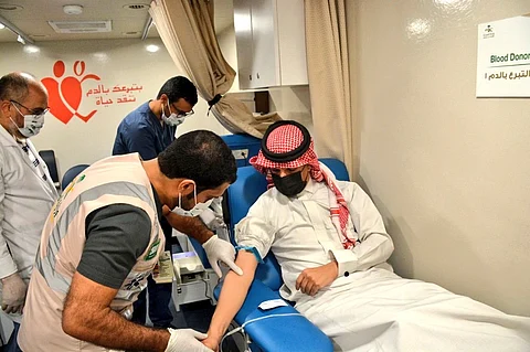 محافظ يدمة يدشن حملة التبرع بالدم بمقر "بر يدمة"