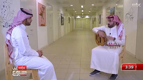بالفيديو .. "محمد الحربي" يمارس هوايته في عزف العود خلف أسوار السجن