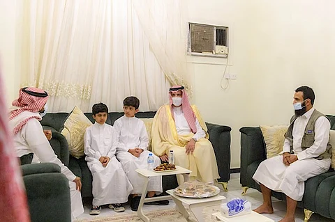 "فيصل بن سلمان" يقدِّم واجب العزاء لأُسَر المتوفين في "حادث المدينة"