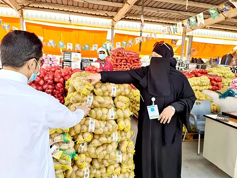 "دلّالة في الحلقة".. أول سعودية تقتحم سوق الخضار بجدة "تروي وتنصح وتحلم"