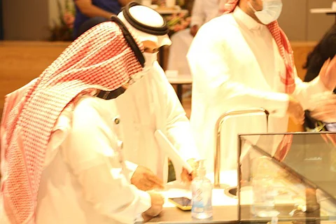 "الموارد البشرية" بالرياض تتابع التزام المطاعم والمقاهي والتموينات بتوطين أنشطتها