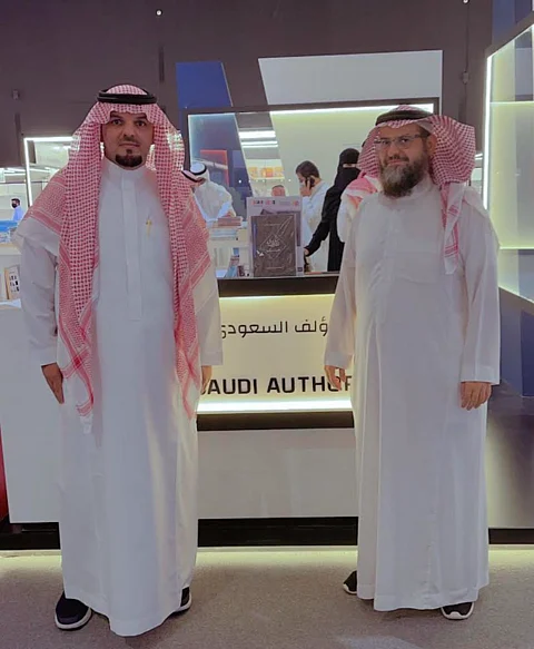 "القرشي" يدشن كتاب أنا رب الإبل وللبيت رب يحميه بـ"معرض الرياض"