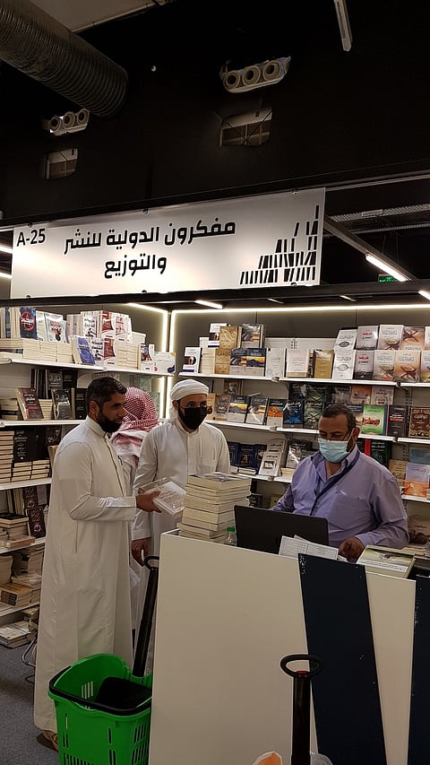 "الهشاشة النفسية".. مؤلفه "صيدلي" لكنه من أكثر الكتب مبيعاً في "كتاب الرياض"