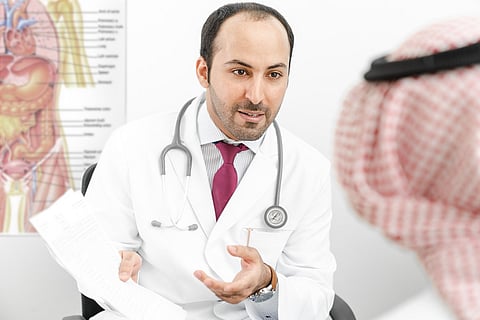 الماء على الريق نافعٌ أم ضار؟.. تعرف ماذا يحدث للجسم بعد شرب كأس ماء قبل الإفطار