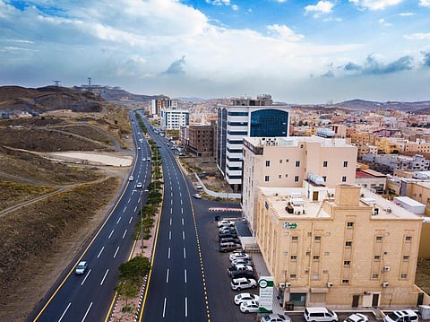 أمانة عسير تعالج أكثر من 567 ألف متر طوليًّا للطرق و176 ألف م2 من الأرصفة المتهالكة