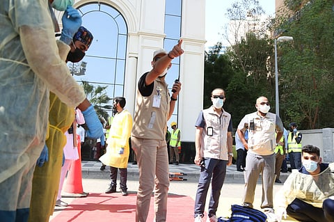 شاهد.. "فرضية حريق" تخلي نزلاء فندق سكني في مكة