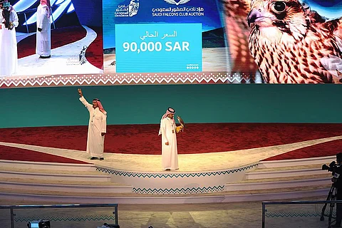 360 ألف ريال ثمن 4 صقور في الليلة الـ12 لمزاد نادي الصقور السعودي الثاني