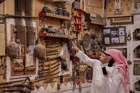 "الدهيمان": 7 سنوات وأنا أجمع القطع الأثرية وهكذا كانت بدايتي