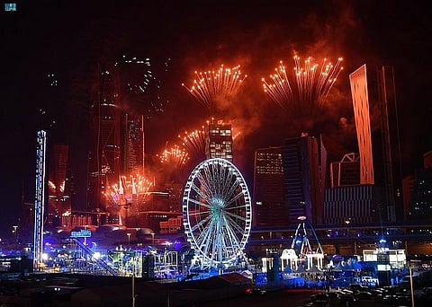 شاهد.. الألعاب النارية تضيء سماء العاصمة مع انطلاقة "ونتروندرلاند" بموسم الرياض