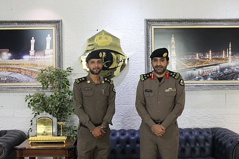 مدير شرطة العاصمة المقدسة يقلد "الزهراني" رتبة "مقدم"