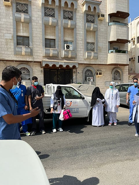 مستشفى شرق جدة ينظّم مبادرة "نرعاهم" في اليوم العالمي لكبار السن