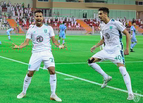 يسير في الاتجاه الصحيح  .. "الأهلي" يزيد جراح "الباطن" بهدف نيران صديقة