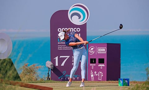 الإنجليزية هيوسون تتصدر ثاني أيام بطولة أرامكو الدولية للجولف