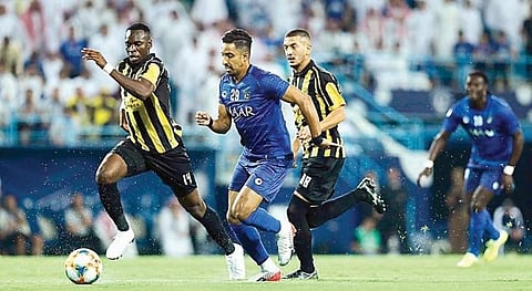 الدوري يتوقف 15 يوماً.. والنهائي الآسيوي يؤجل "كلاسيكو" الهلال والاتحاد