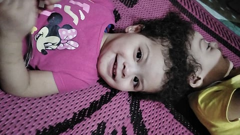 إنفاذًا لتوجيهات خادم الحرمين.. التوأم السيامي المصري "سلمى وسارة" يصل الرياض لدراسة إمكانية فصلهما