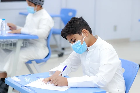 بالصور.. طلاب المتوسطة والثانوية بالرياض يؤدون اختبارات الفصل الدراسي الأول