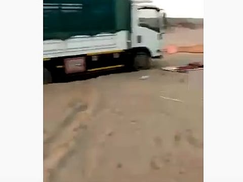 أتته فزعة "برق".. تفاصيل فيديو فرحة مقيم تاه بالصحراء وابتُلعت مركبته