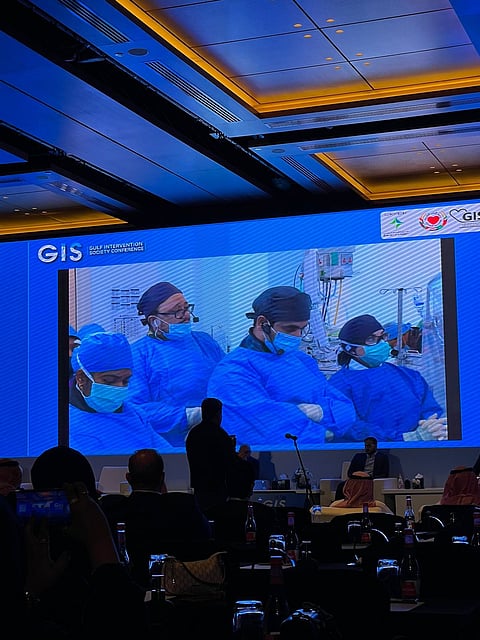 فريق طبي سعودي ينجح في إجراء قسطرة قلبية ويعرضها في بث مباشر على مؤتمر دولي