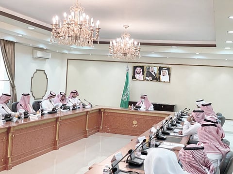 "العنزي" يرأس الجلسة الختامية للمجلس المحلي بشرورة