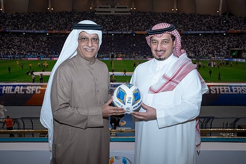 المسحل يتسلم كرة النهائي من رئيس الآسيوي كذكرى لأسرع هدف في نهائي الأبطال