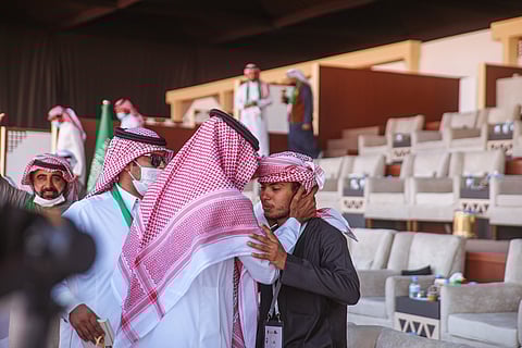 تجارب الطفولة تدفع عشرينياً لخوض منافسات الإبل الظفر بالمركز الأول