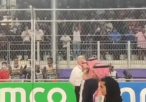 شاهد بالفيديو.. ترحيب باللهجة الحائلية بولي العهد في "الفورمولا 1".. "يا بعد حيي يا محمد"