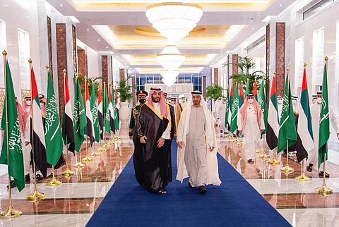 بالصور.. ولي العهد يصل العاصمة الإماراتية وولي عهد أبوظبي في مقدمة مستقبليه