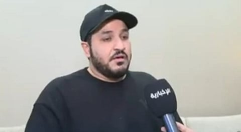 "العتيبي" يروي تفاصيل احتجازه بفرنسا: ماء متسخ وغرفة مجرمين.. وهذا الأمر منعني النوم
