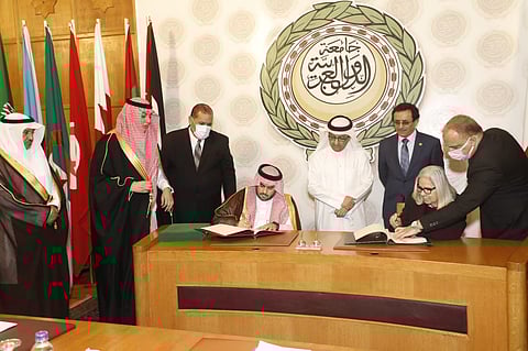 الجامعة العربية توقع مذكرة تفاهم مع مؤسسة الأمير محمد بن فهد لتعزيز التعاون