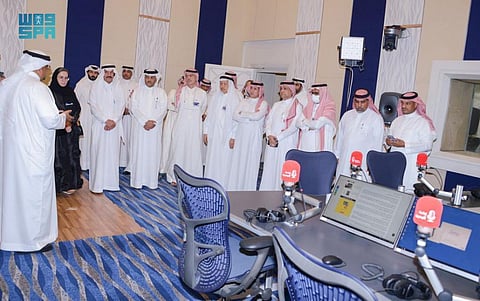 الوفد الإعلامي المرافق لولي العهد يزور مقر وزارة الإعلام البحرينية