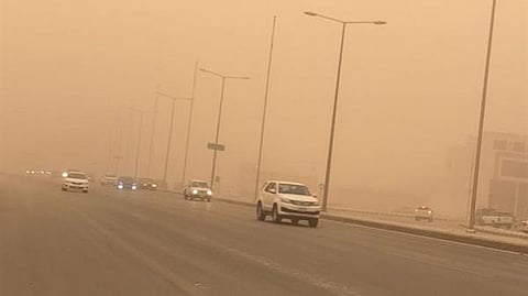الأرصاد: رياح نشطة مثيرة للأتربة والغبار تحد من مدى الرؤية الأفقية على مكة المكرمة والرياض والمدينة المنورة والقصيم وحائل