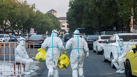 الصين ترصد أول إصابة بـ"أوميكرون".. ومئات الآلاف في الحجر