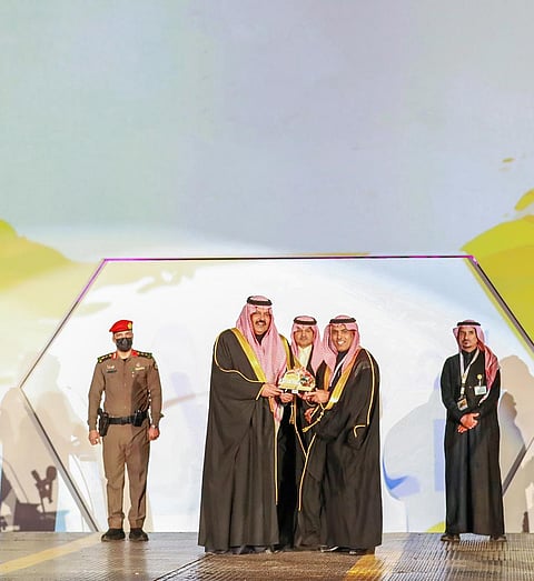 "أمير حائل" يُكَرّم "البنك العربي الوطني" لرعايته رالي المنطقة الدولي 2021