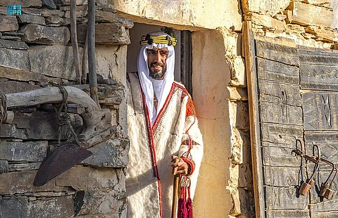 لباس الشتاء المفعم برائحة التاريخ.. رحلة "الجُبّة" بين إرثٍ وزواج ومتاحف!