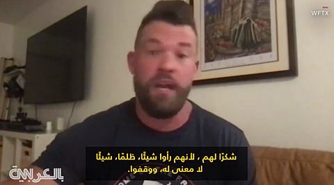 بطريقة مضحكة.. أمريكي يحاول إثبات عدم أهمية الكمامة في الطائرة.. هذا ما حدث